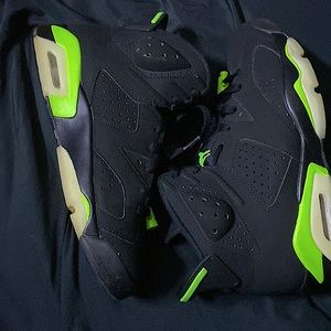 I am selling some green and black 6’s